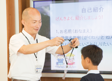 アシスト「子ども参観日」：名札授与