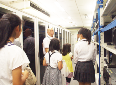 アシスト「子ども参観日」：社内探検 サーバ・ルーム