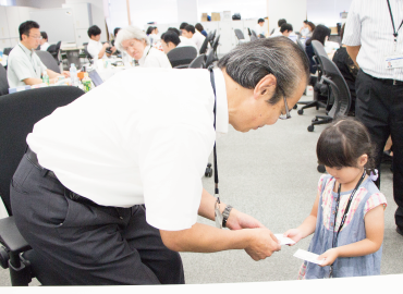 アシスト「子ども参観日」：名刺交換1