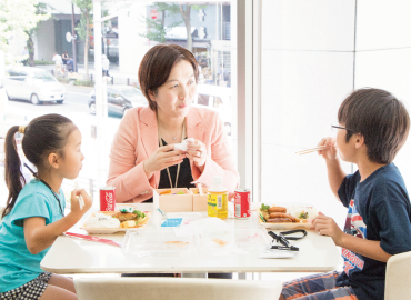 アシスト「子ども参観日」：昼食の様子