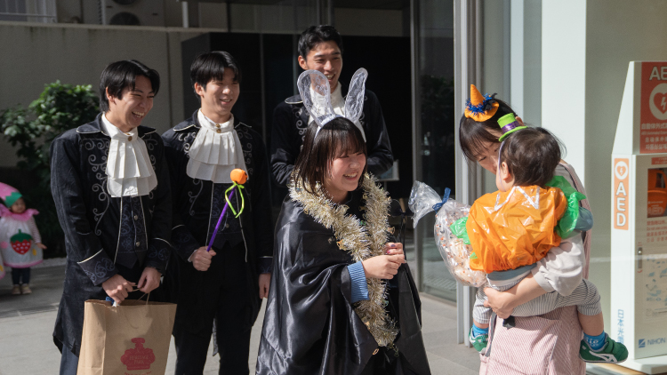 お菓子をもらうこどもたち