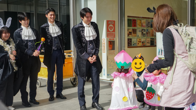 お菓子をもらうこどもたち