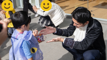 お菓子をもらうこどもたち