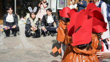 お菓子をもらうこどもたち