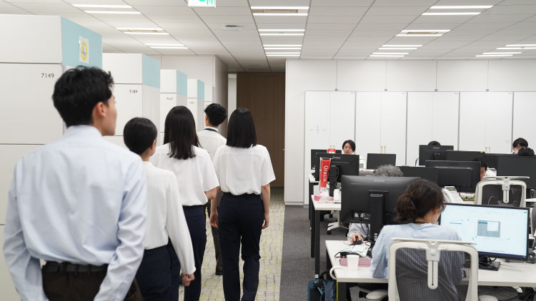 オフィスツアーの様子（執務スペース）