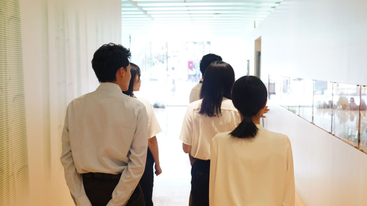 オフィスツアーの様子（表彰の展示）