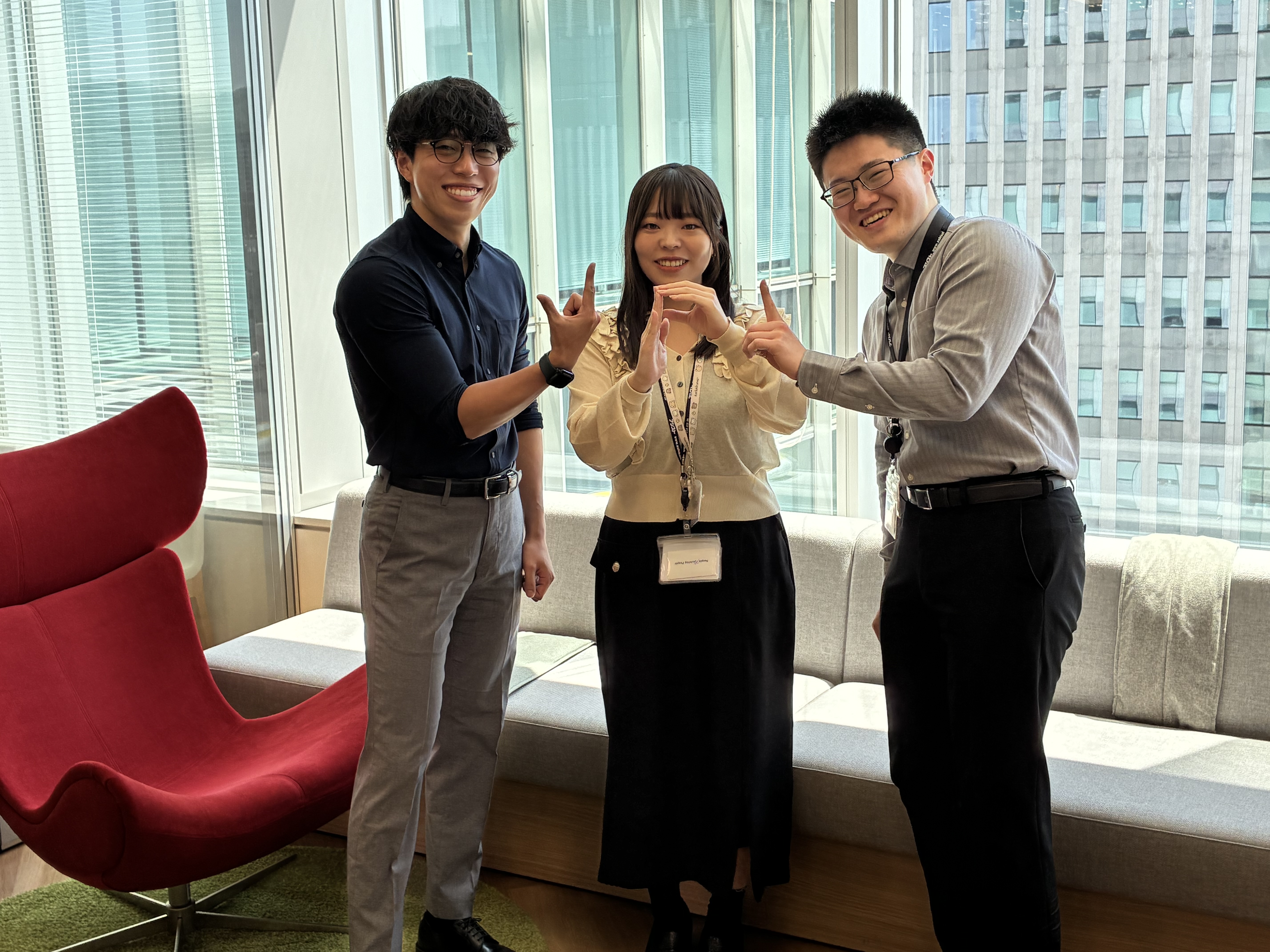 シフトメンバーのお二人と仲良くJP1ポーズで写真撮影