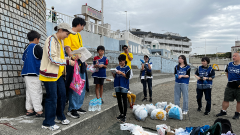 ピカピカ隊画像1-拾ったごみの「量、長さ、カラフルさ、重さ、おもしろさ」の5部門で競争♪
