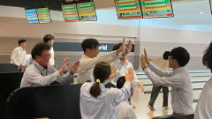 ボーリング大会画像2-ナイスプレー!