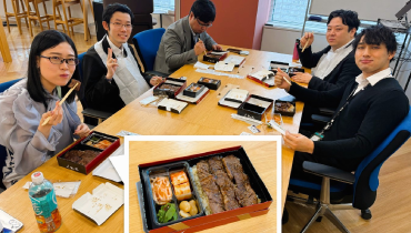 札幌営業所ランチ会画像1-オフィスでワイワイランチ!