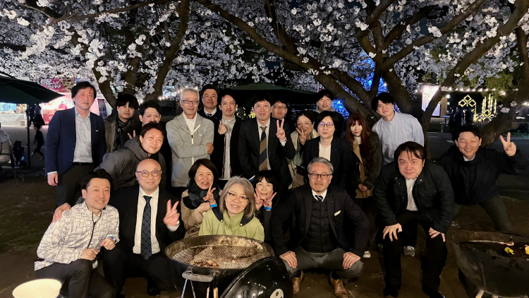 九州営業所お花見画像-花見でみんなと一緒に飲んで笑って、ばり楽しかったばい！