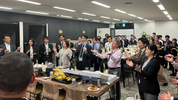 中日本支社納会画像-一年間、お疲れさまでした。皆様の健康とご活躍を祈念して、一本締めで締めたいと思います。お手を拝借、よー、パン!