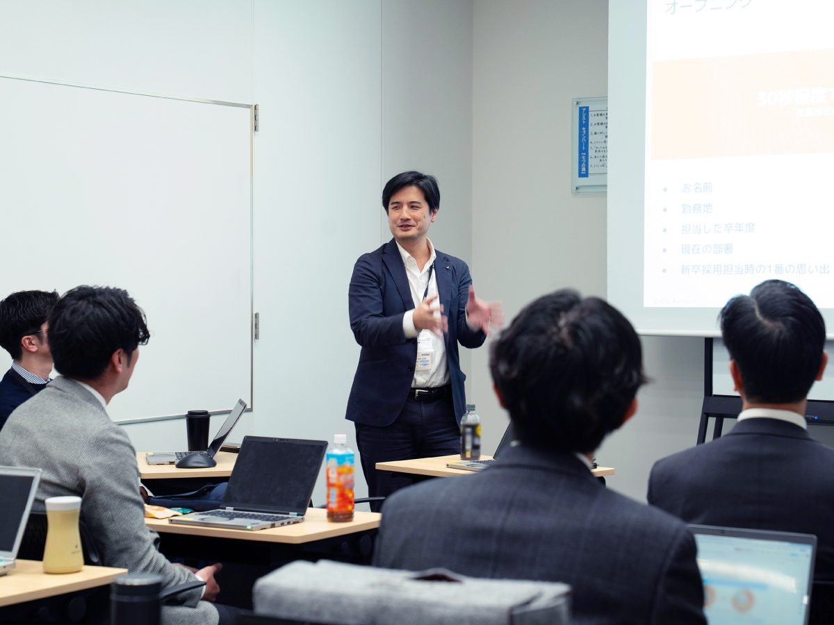 自己紹介する歴代の新卒採用担当者