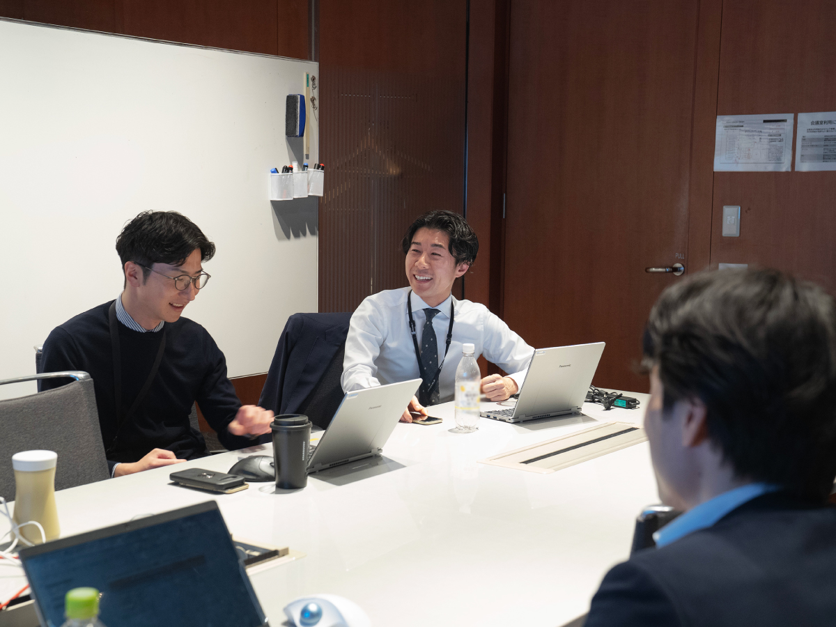 テーマに沿ってディスカッションする歴代の新卒採用者