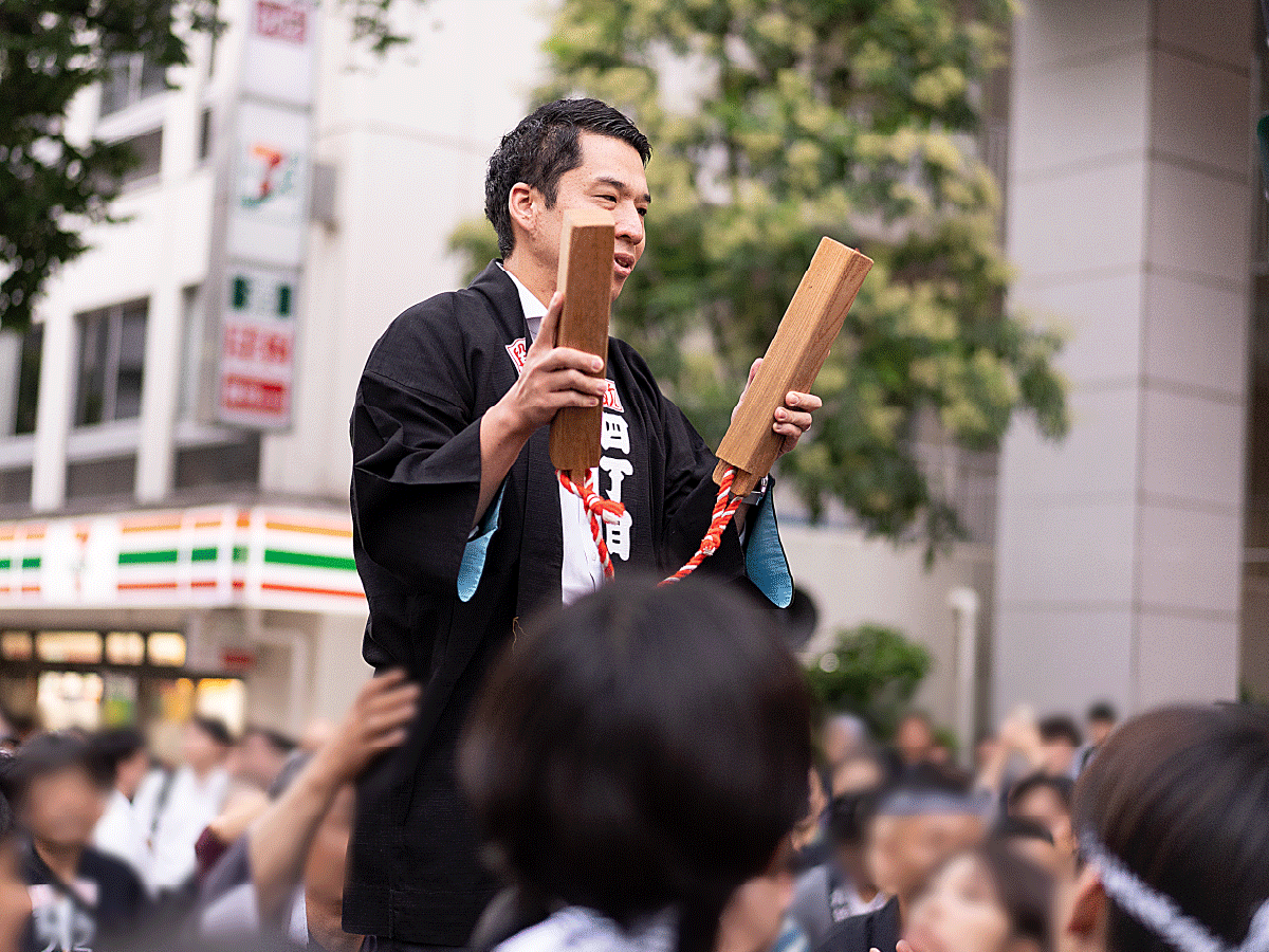 大神輿の屋根に乗る鳳凰に向かい、拍子木を打ち合わせます。