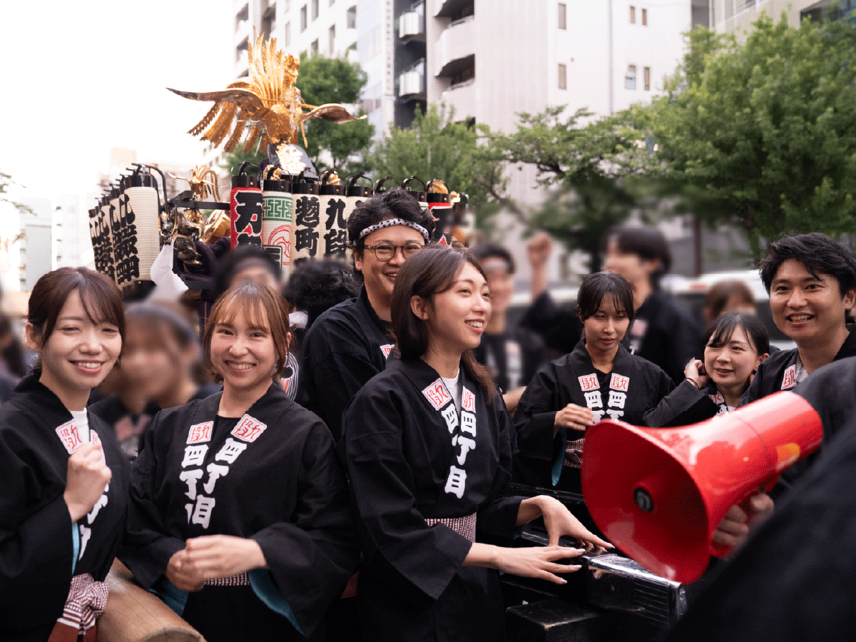 大神輿を担ぐのは初めて！興奮と緊張で胸が高鳴ります。