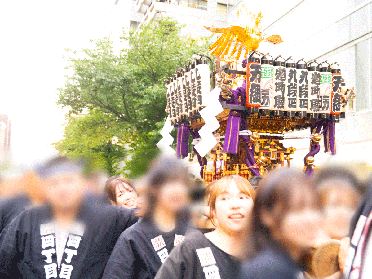 大神輿と担ぎ手1