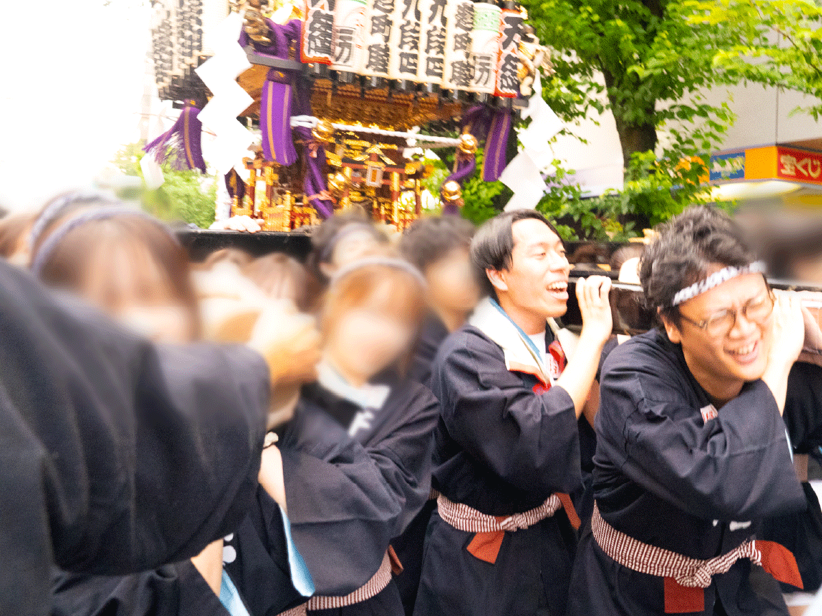 大神輿と担ぎ手2