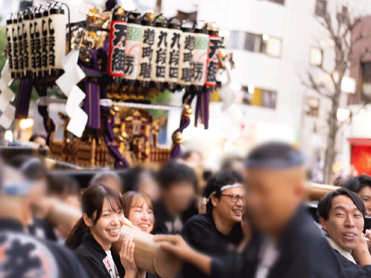 大神輿と担ぎ手3