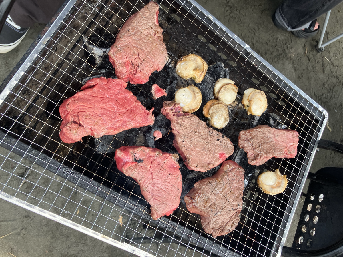 焼かれているお肉や海鮮