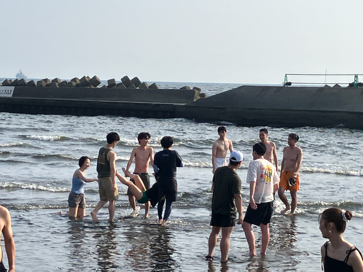 海辺で遊んでる風景