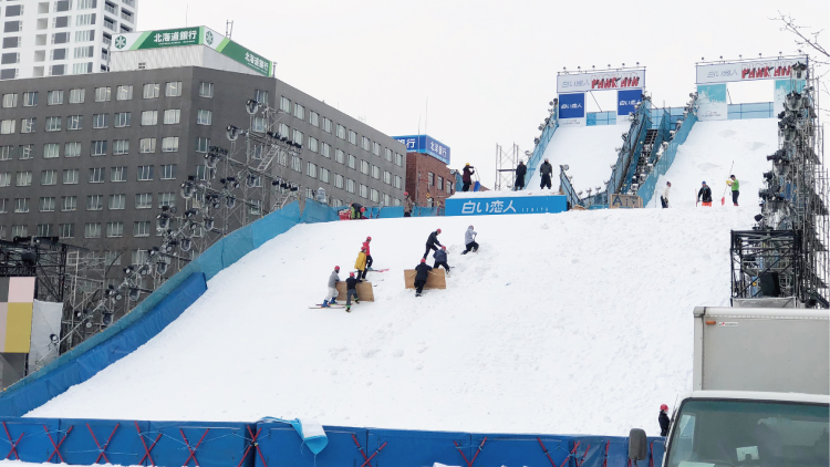 第69回 さっぽろ雪まつり 大通会場 ジャンプ台作成中の写真