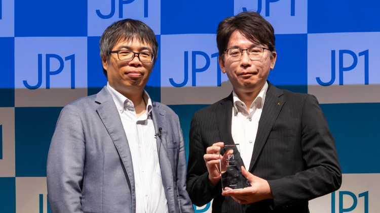 JP1パートナーアワード受賞_日立製作所 広瀬氏とアシスト 蝦名