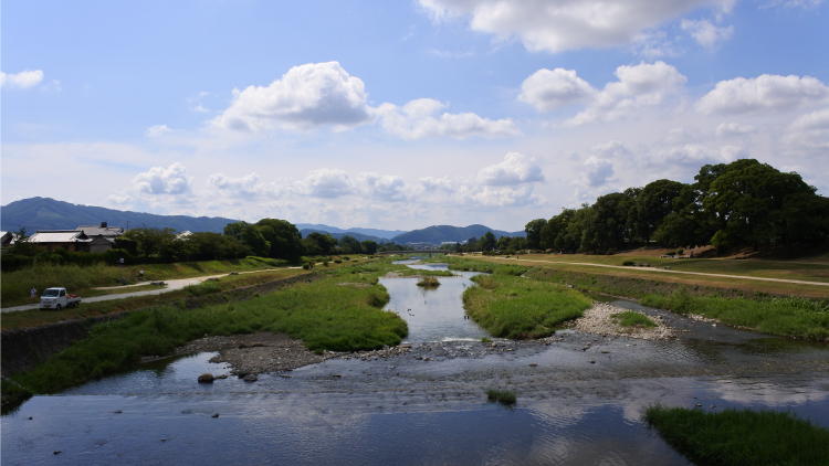 川と山と青空