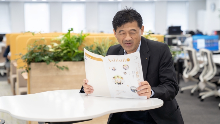 アシスト誌を読む浅羽さん